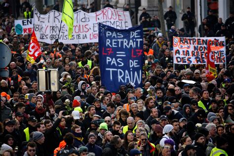 Réforme Des Retraites Des Milliers De Manifestants Défilent à Paris