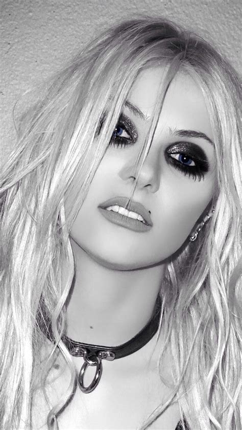 taylor momsen of the pretty reckless taylor momson