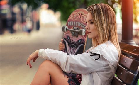배경 화면 여자들 모델 거리를 바라 보면서 스케이트 보드 재킷 흰 자켓 피사계 심도 보케 옥외 문신 초상화
