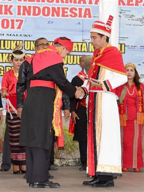 Foto 10 Gaya Presiden Jokowi Pakai Baju Daerah Indonesia Banget