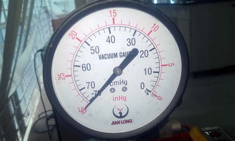 read  vacuum pressure   bar unit  analogue vacuum gauge  shows