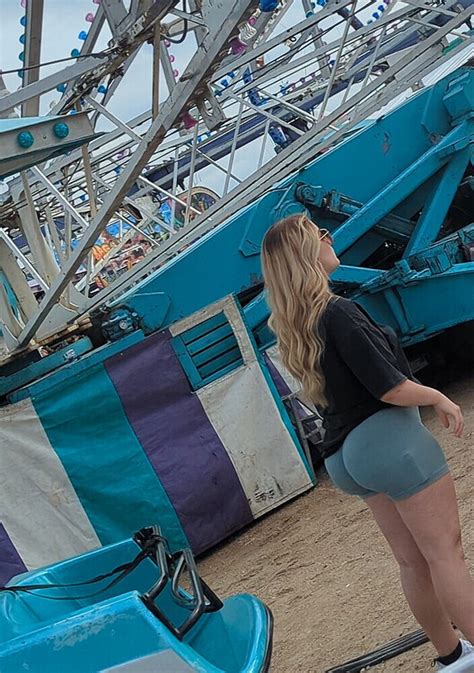 sisters and pawg at the fair vids spandex leggings and yoga pants
