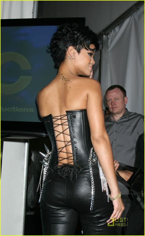 Rihanna Is Eyepatch Sexy 2008 Amas Performance Video Photo 1562101