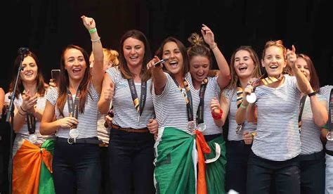 irish women s hockey team get hero s welcome home