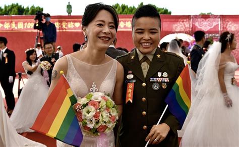 Taiwanese Same Sex Couples Tie Knot For 1st Time At Military Wedding