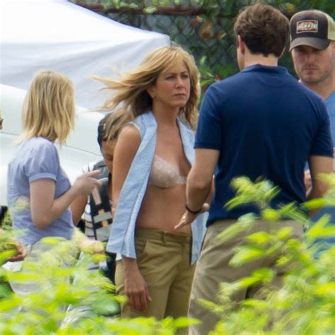 jennifer aniston in nude bra pictures on we re the millers