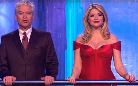 Holly Willoughby Dazzles Fans Again With Svelte Figure Daily Mail Online