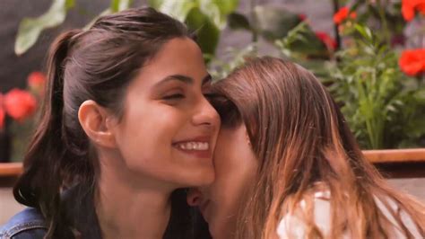 Us Lesbians Kissing Girls In Love Cute Lesbian Couples