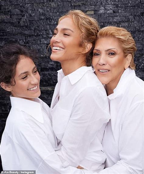Jennifer Lopez Is Radiant Posing With Her Mom Guadalupe Rodriguez And