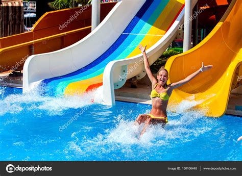 aquapark에서 워터 슬라이드에 어린이 위한 수영 풀 슬라이드 — 스톡 사진 © poznyakov 150106448