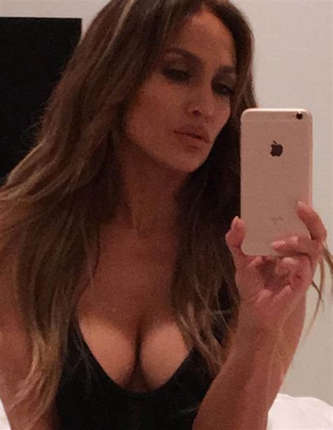 Jennifer Lopez Flaunts Sideboob And Booty In Sizzling Snap
