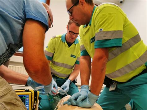 ambulancediensten noord nederland als eerste  nieuwe kleding oog groningen