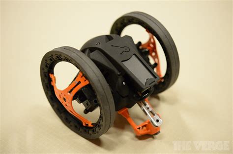 parrot presenta due nuovi prodotti robotici parrot mini drone  parrot jumping sumo ces