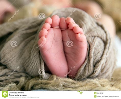 baby die op bed legt stock foto image  aanbiddelijk