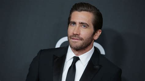 jake gyllenhaal to star in remake of denmark s guilty