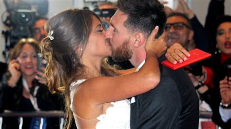 Antonella Roccuzzo Messi Sweet Heart Stars And Style