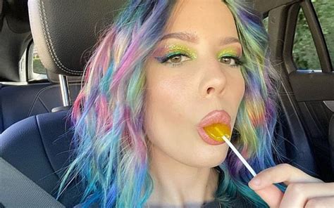 Halsey Flaunts Her New Multicolored Hair On Her Social Media Glamour Fame