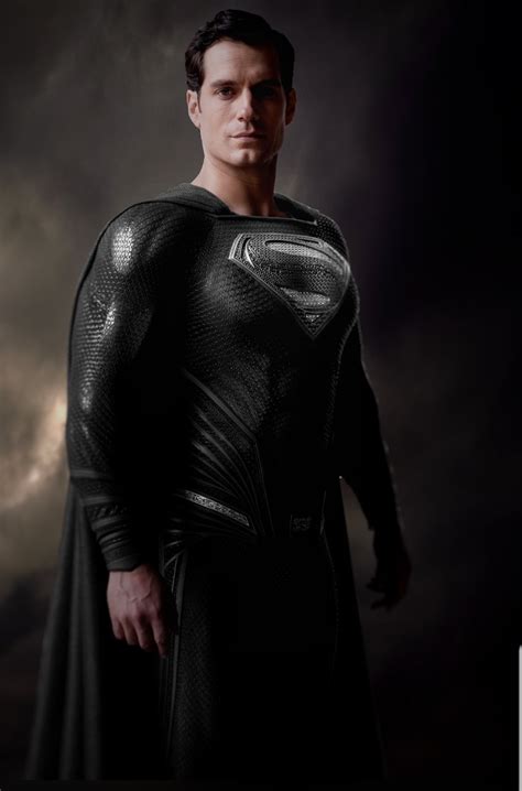 zack snyder mostra superman de uniforme preto incrivel cortado da
