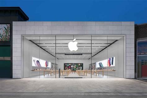 apple store finally coming  india  year moth