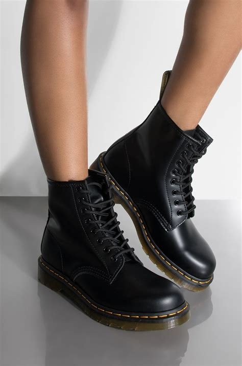 dr martens  smooth black ankle boots  black obuv stilnaya obuv stil