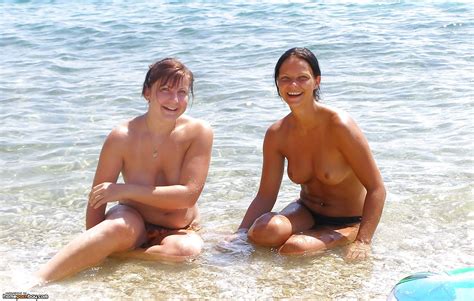 Topless Beach Girls Teasing 11 Pics Xhamster