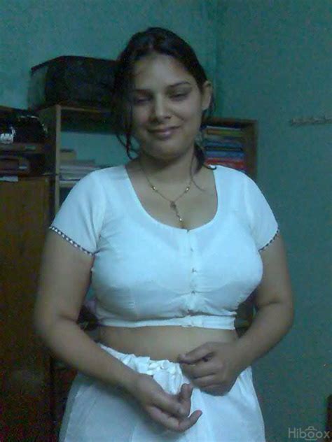 Hot Cleavage Aunty Nipple Poping Out From Blouse