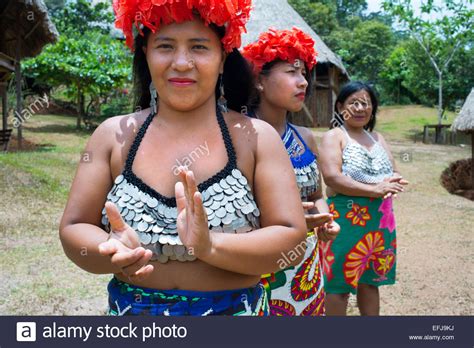 Música Y Baile En La Aldea De La Tribu Indígena Embera