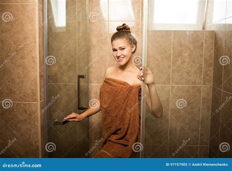 Atractiva La Chica Joven Toma Una Ducha En El Cuarto De Baño En Un