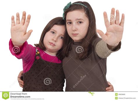 due bambine che gesturing arresto fotografia stock