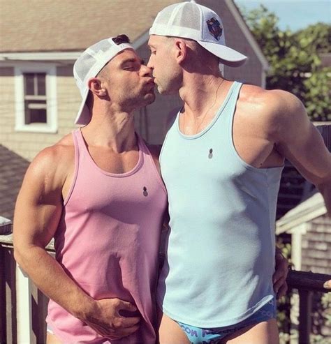 sintético 101 foto hombres guapos besandose con otro hombre el último
