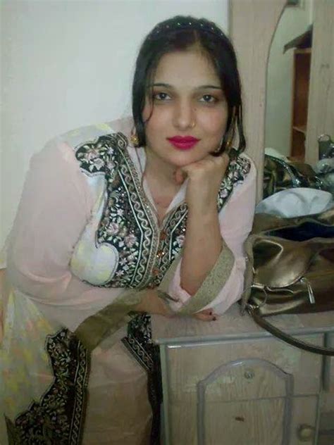 desi karachi hot aunties and girls beautiful pictures
