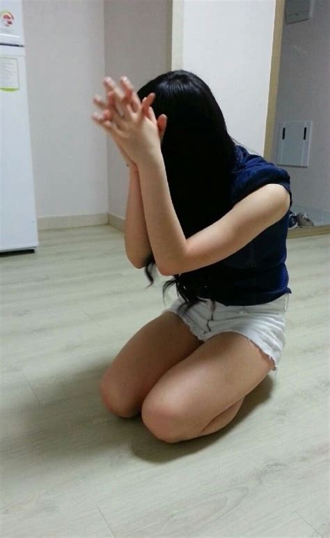 플래시24 네티즌포토 무릎 꿇은 여자들