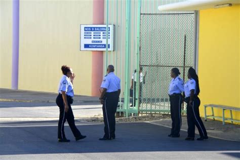 curacaonieuws gevangenis personeel stelt ultimatum minister knipselkrant curacao