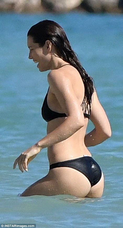 jessica biel and justin timberlake show off their beach bodies on