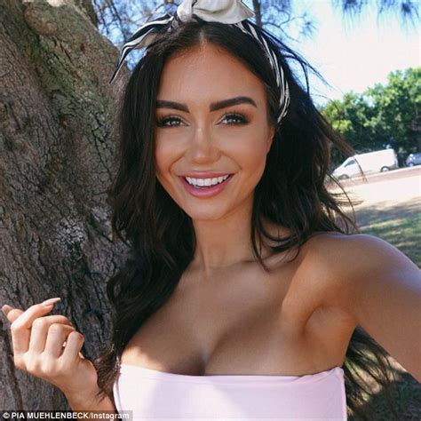 pia muehlenbeck flaunts her bikini body at the beach daily mail online