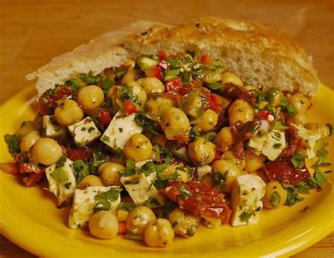 kichererbsensalat mit getrockneten tomaten und feta von