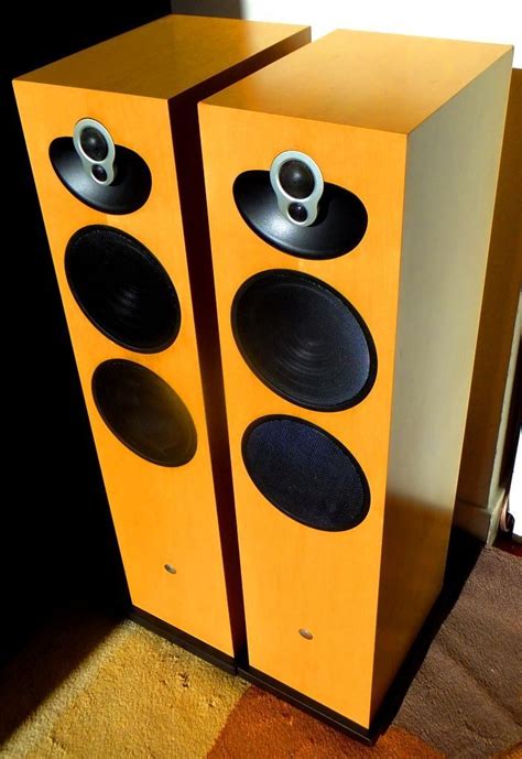 linn majik      speakers wood metal stands great condition