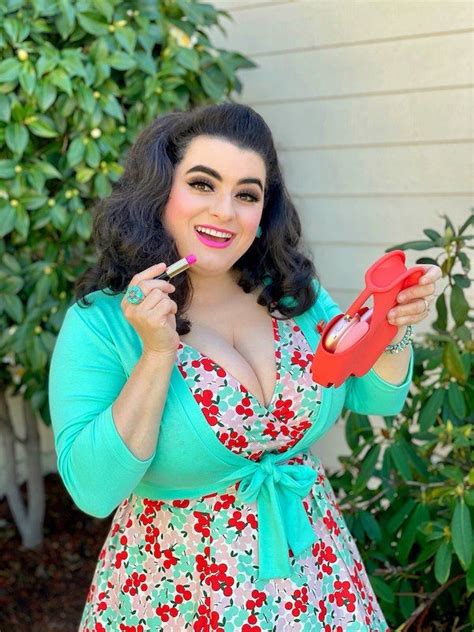 Pinup And Curvy Girl Style With A Retro Mod Twist In 2021 Curvy Girl