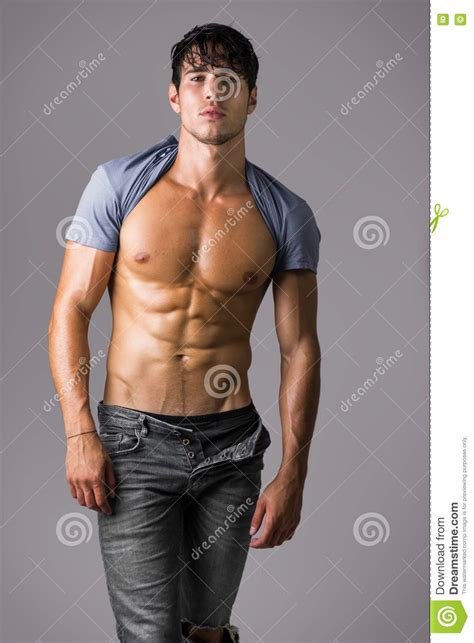 Hombre Muscular Desnudo Que Lleva Solamente Vaqueros