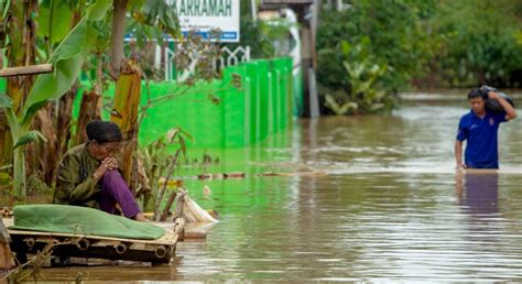 Indonesia Floods Landslides Death Toll Climbs To 59