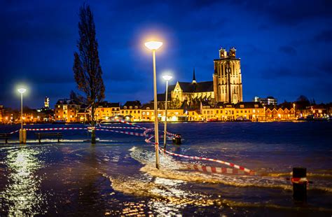 ook zwijndrechtse kade loopt vanavond onder door hoge waterstand oude maas foto adnl