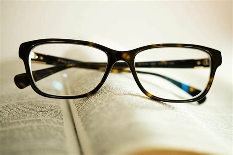 Reading Glasses Over A Book Creative Commons Bilder