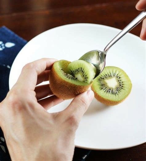 You Dont Even Need To Peel Kiwifruit You Can Just Scoop It Out With A