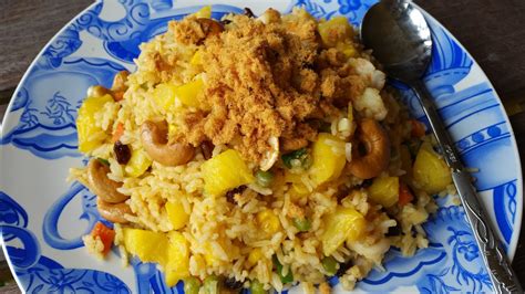 jess kitchen lab thai pineapple fried rice khao pad sapparod top