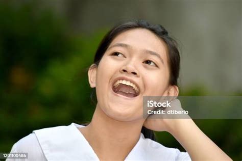 seorang gadis cantik filipina tertawa foto stok unduh gambar sekarang