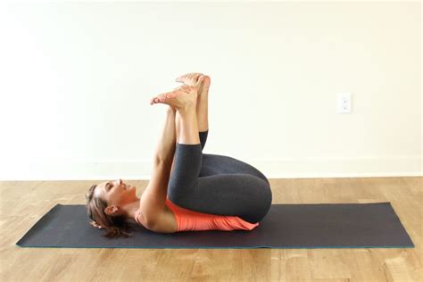 yoga poses      minutes  relieve  pain healthy