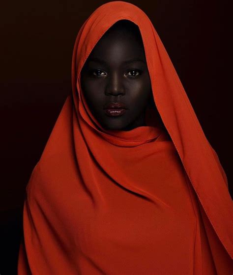 Модель из Южного Судана учит людей не бояться темноты 20 фото