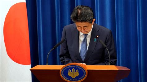 shinzo abe japans longest serving prime minister resigns   illness   york times