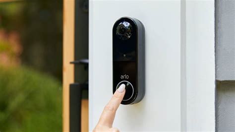 arlo video doorbell  battery powered  easier installs slashgear