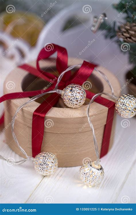 weihnachtsgeschenkbox im kraftpapier mit rotem band rundes geschenk bo